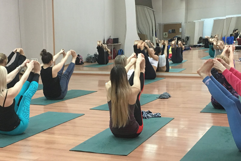 Вечерние групповые занятия в Федерации йоги России