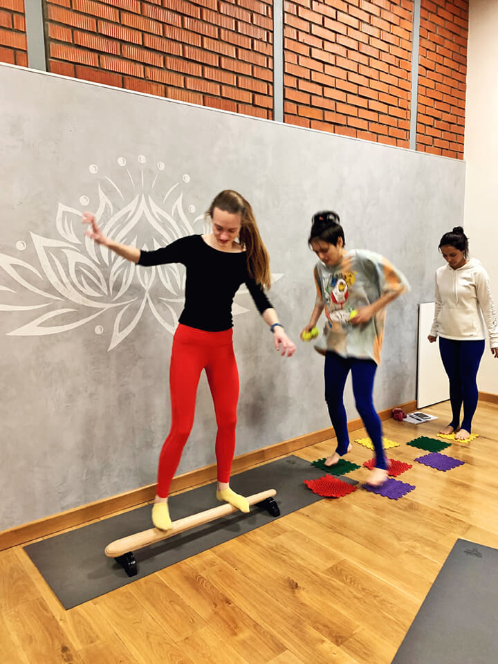 Занятие на курсе Детской йоги в Школе инструкторов йоги Федерации йоги России